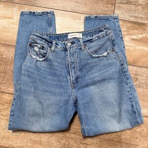 Abercrombie & Fitch | High Rise Curve Love Mom Jeans